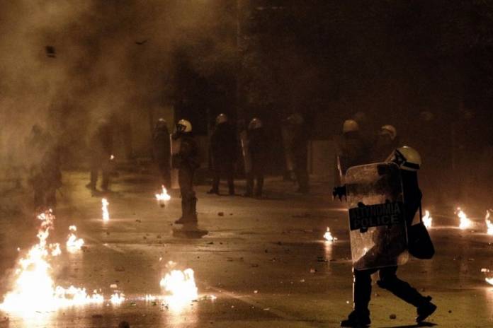 ΕΚΤΑΚΤΟ: Κουκουλοφόροι πέταξαν μολότοφ σε διμοιρία των ΜΑΤ στο Πολυτεχνείο