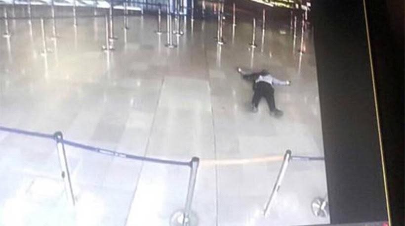 Φωτογραφία-ντοκουμέντο από την επίθεση στο Ορλί: Ο δράστης νεκρός από τα πυρά των αστυνομικών