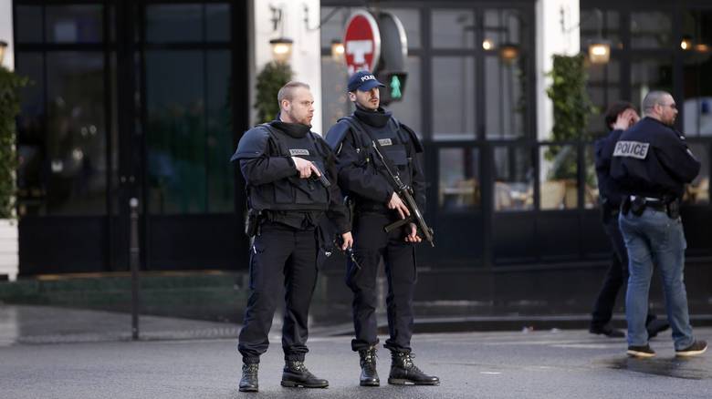 Αυτόπτης μάρτυρας περιγράφει τη στιγμή των πυροβολισμών στο Ορλί – Υπό κράτηση ο πατέρας και ο αδελφός του δράστη