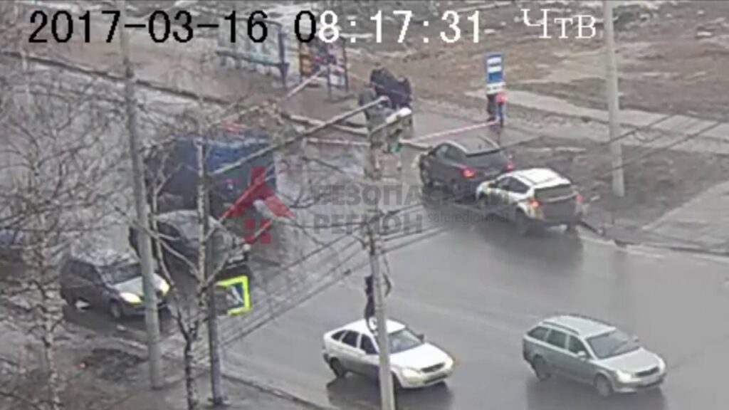 Τυχερός μέσα στην … ατυχία του! Άνοιξε η γη και τον κατάπιε την ώρα που περίμενε στη στάση του λεωφορείου (βίντεο)