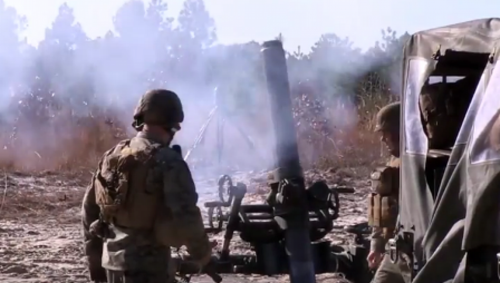 Πεζοναύτες ανοίγουν πυρ με M327 και M777 howitzer (βίντεο)