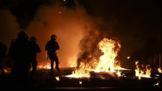 «Πεδίο βολής» τα Εξάρχεια – Μπαράζ επιθέσεων με μολότοφ, πέτρες και ξύλα όλο το βράδυ