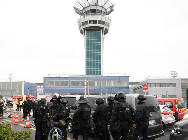 Παρίσι: Ο δράστης της επίθεσης στο αεροδρόμιο Ορλί τραυμάτισε νωρίτερα αστυνομικό (φωτό) (upd)