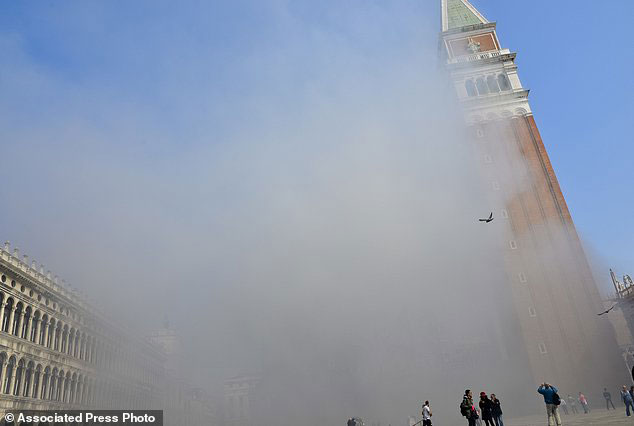 Βενετία: Πανικός στην πλατεία του Αγίου Μάρκου όταν ληστές για να κλέψουν κοσμηματοπωλείο έριξαν καπνογόνα (βίντεο)