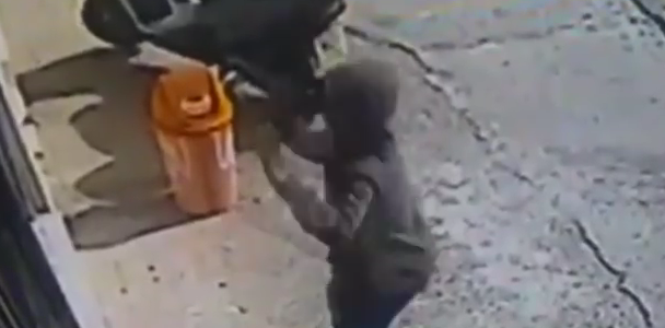 Πάτρα: Ομάδα ανήλικων Ρομά εισέβαλε και «ξάφρισε» μίνι μάρκετ (βίντεο)