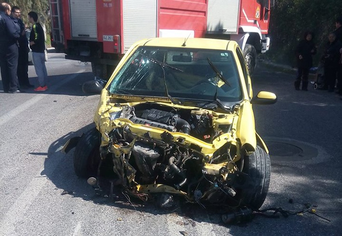 Τροχαίο στην Αρτέμιδα: Εκσφενδονίστηκε το καπό και τραυμάτισε ηλικιωμένη που περίμενε στη στάση (φωτό)