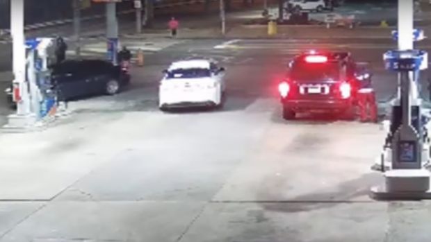 ΗΠΑ: Κακοποιός έκλεψε Range Rover με απίστευτο θράσος (βίντεο)