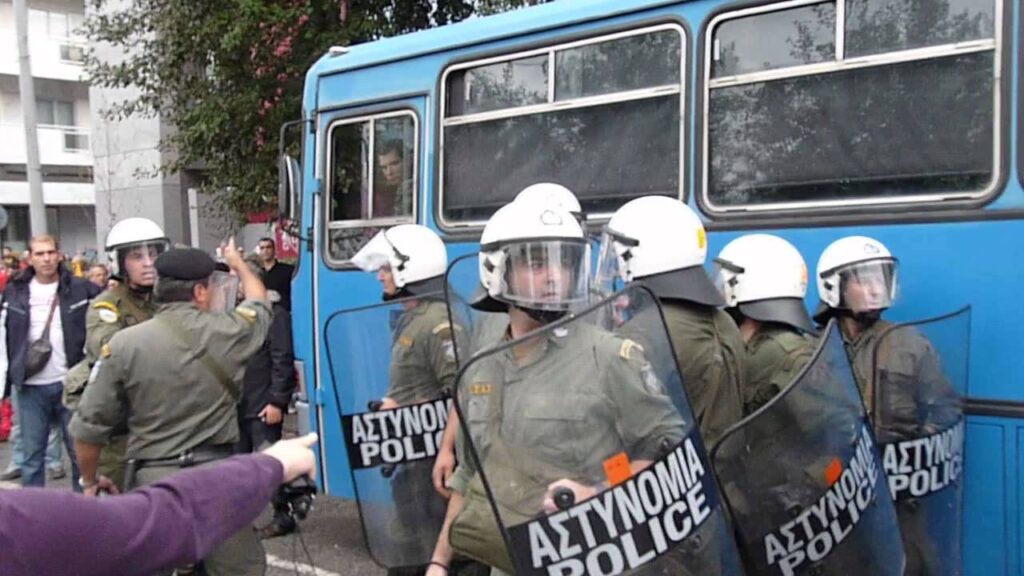 Επεισόδια στον Λευκό Πύργο: Ξύλο αναρχικών με εθνικιστές – Επέμβαση της αστυνομίας με χημικά και δακρυγόνα (φωτό, βίντεο) (upd)