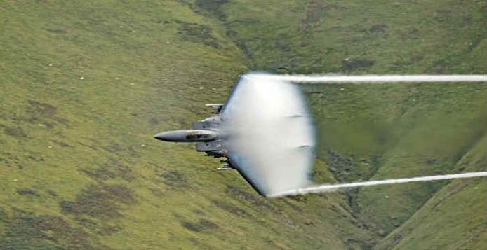 Μαχητικό αεροσκάφος με το δικό του «προσωπικό σύννεφο»! (φωτό)