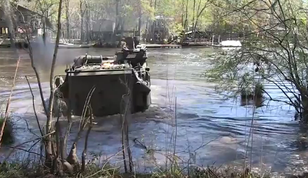 Διάβαση ποταμού με αμφίβια επιθετικά οχήματα! (βίντεο)