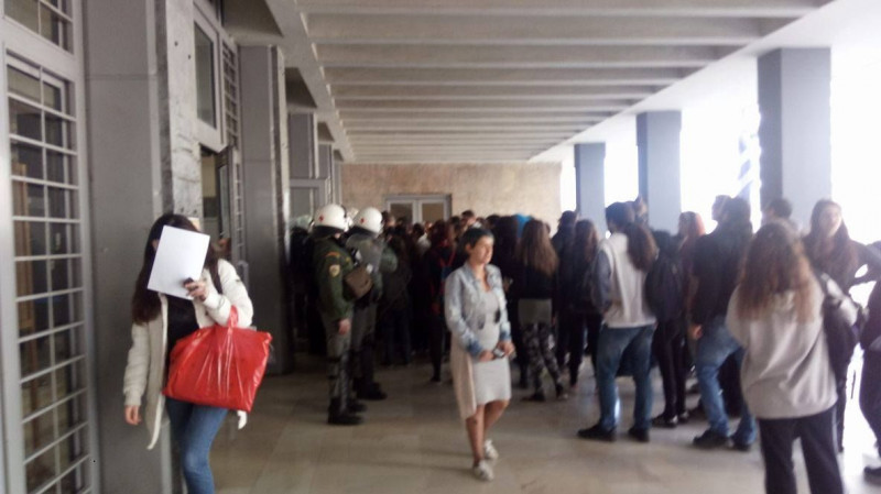 Θεσσαλονίκη: Ένταση μεταξύ αστυνομικών και αναρχικών στα δικαστήρια (βίντεο)