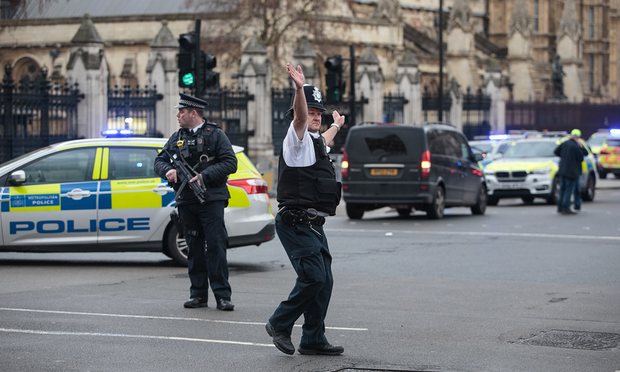 Αυτόπτης μάρτυρας: «Έμοιαζε να κρατάει ένα μεγάλο μαχαίρι κουζίνας – Θέρισε τουλάχιστον πέντε» (βίντεο)