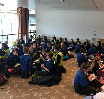 Λονδίνο: Μαθητές εγκλωβισμένοι στο κοινοβούλιο τραγουδούσαν για να μείνουν ήρεμοι