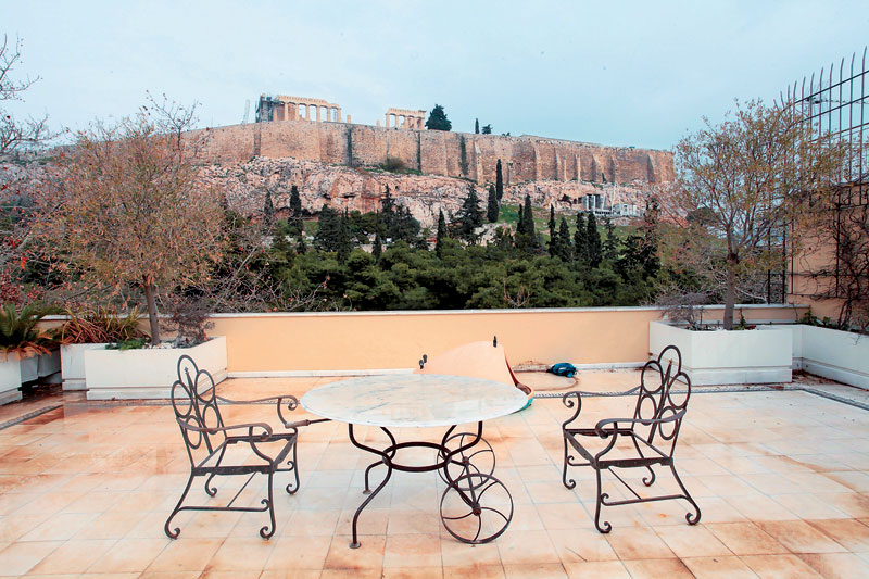 «Aksam»: «Η Ελλάδα πουλάει σπίτια κάτω από την Ακρόπολη σε πραξικοπηματίες»