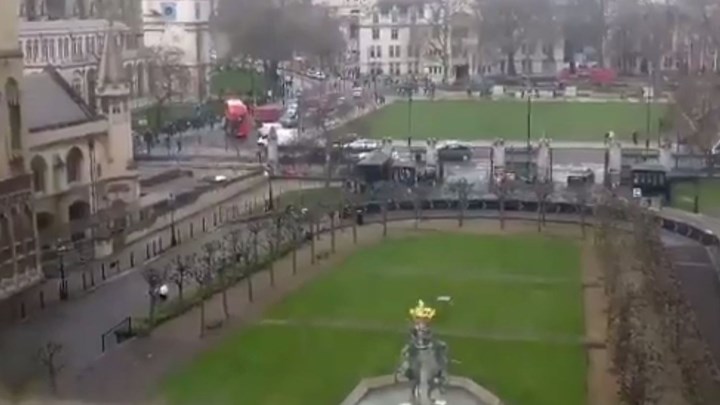 H στιγμή που οι αστυνομικοί πυροβολούν τον ένα από τους δράστες της επίθεσης και τον σκοτώνουν! (βίντεο)