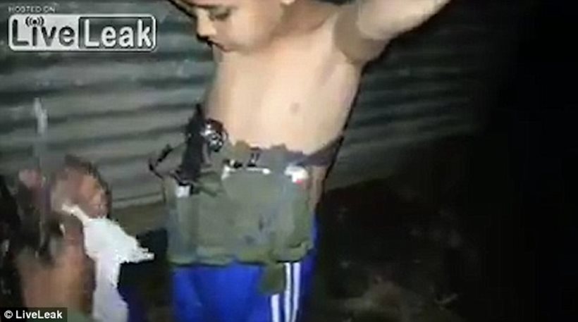 Μοσούλη: Iρακινοί στρατιώτες εντοπίζουν επτάχρονο βομβιστή αυτοκτονίας (βίντεο)