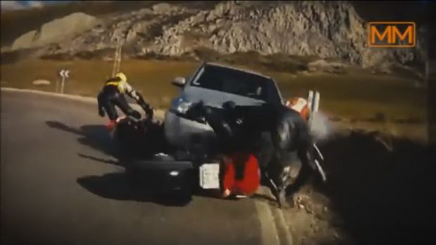 Τυχεροί πάνω στην ατυχία τους! Οδηγός SUV «θερίζει» παρέα μοτοσικλετιστών (βίντεο)