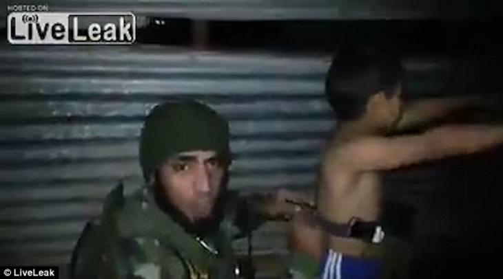 Αρχές εντόπισαν παιδί, που είχαν ντύσει με εκρηκτικά οι μαχητές του ISIS (βίντεο)