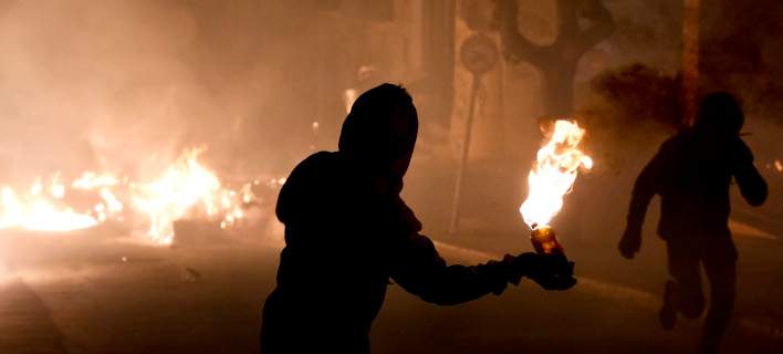 Ένταση και επεισόδια λίγο μετά τα μεσάνυχτα στα Εξάρχεια – Μολότοφ και πετροπόλεμος στο Πολυτεχνείο