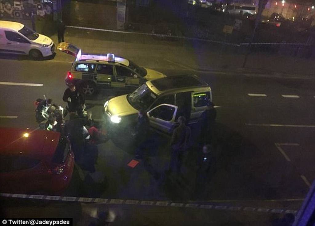 Λονδίνο: Άνδρες με μαχαίρια έριξαν το αυτοκίνητό τους πάνω σε πεζούς – Δεν σχετίζεται με τρομοκρατία (φωτό, βίντεο)