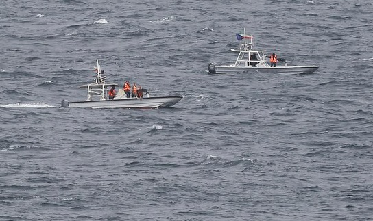 «Θερμή» υποδοχή τω Ιρανών στο USS George H W Bush: Το περικύκλωσαν 20 ιρανικά σκάφη