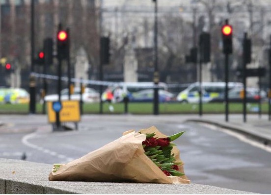 Επίθεση Λονδίνο: «Μοναχικός λύκος» ο δράστης – Άγνωστα παραμένουν τα κίνητρά του
