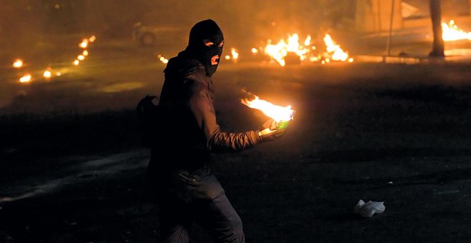Νέα επίθεση κατά διμοιρίας των ΜΑΤ με μολότοφ και πέτρες στα Εξάρχεια