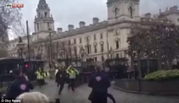 Νέο σοκαριστικό βίντεο: Η στιγμή που ο μακελάρης πέφτει νεκρός έξω από τη Βουλή του Λονδίνου (φωτό, βίντεο)