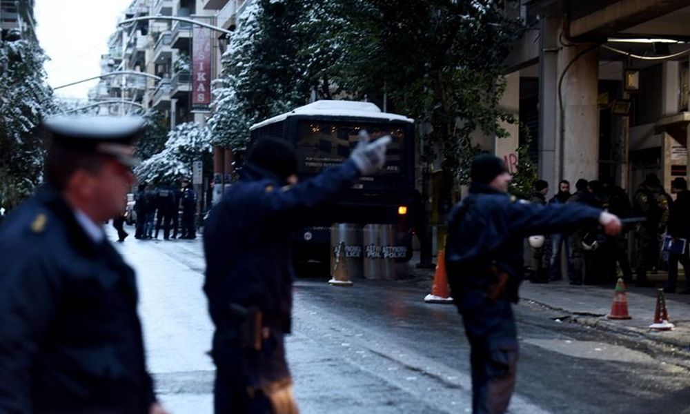 Επίθεση σε διμοιρία των ΜΑΤ με πέτρες έξω από τα γραφεία του ΠΑΣΟΚ