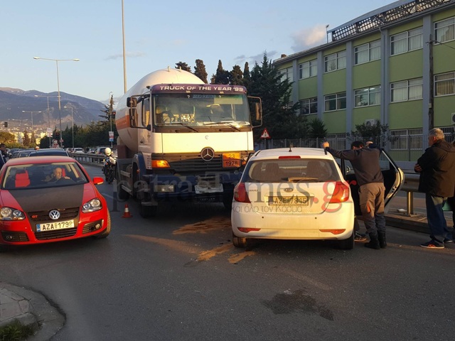 Πάτρα: Βυτίο μεταφοράς υγραερίου έπεσε πάνω σε ΙΧ (φωτό, βίντεο)