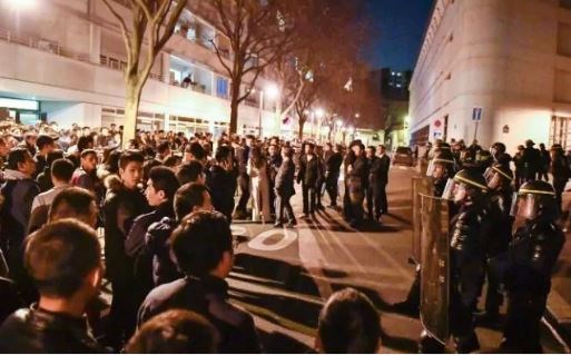 Παρίσι: Ταραχές και επεισόδια σε διαδήλωση για το θάνατο ενός Κινέζου από αστυνομικό (φωτό, βίντεο)