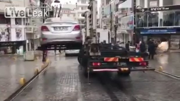 Κωνσταντινούπολη: Η απομάκρυνση των παράνομα παρκαρισμένων αυτοκινήτων σε μόλις … 59 δευτ. (βίντεο)