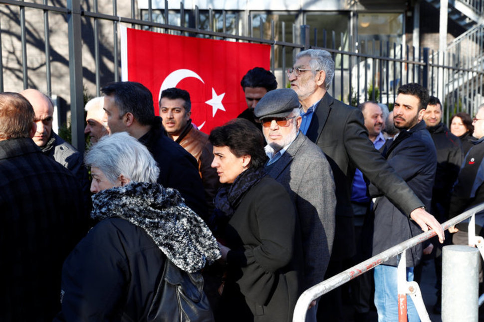 Σάλος στα Γερμανικά ΜΜΕ: Τούρκοι κατάσκοποι «φακελώνουν» Τούρκους στη Γερμανία