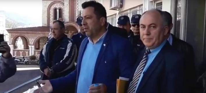 Και ελεύθερος ο ιμάμης που βρέθηκαν όπλα στο τζαμί του… και καταχειροκροτούμενος από τους συγχωριανούς του! (βίντεο)