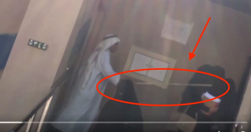 Σκληρό βίντεο: Καθηγητής από την Σαουδική Αραβία χτυπά με ραβδί νεαρές μαθήτριες