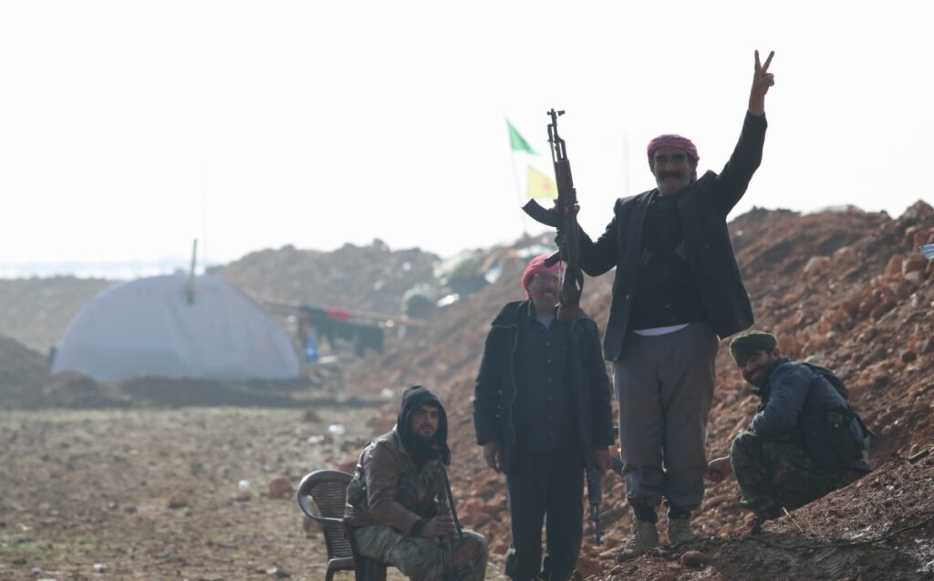 Εγκλήματα πολέμου: Γυναικόπαιδα «υψώνουν» ασπίδα για τους μαχητές τους ISIS στην Ράκκα