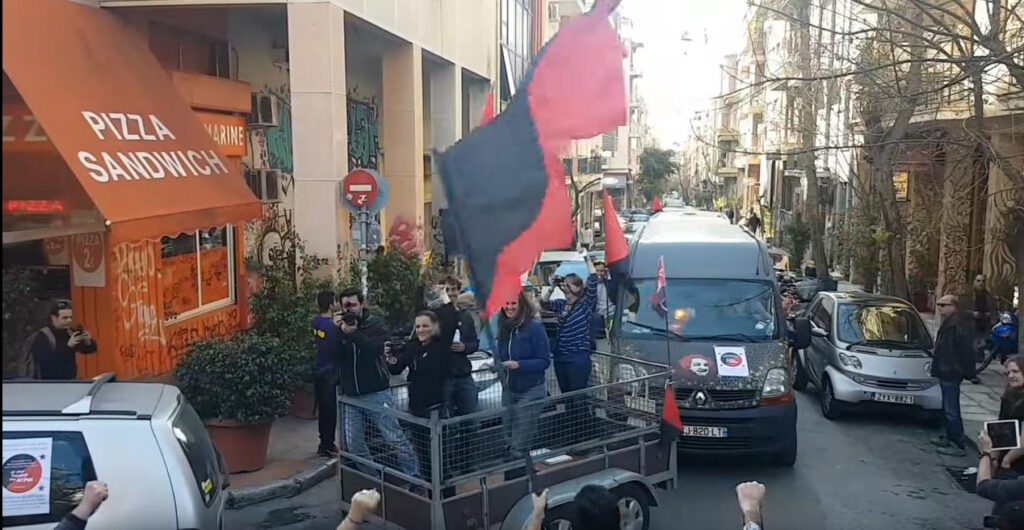 «Παρέλαση» κομβόι αναρχικών στα Εξάρχεια με σημαίες και καπνογόνα (φωτό, βίντεο)