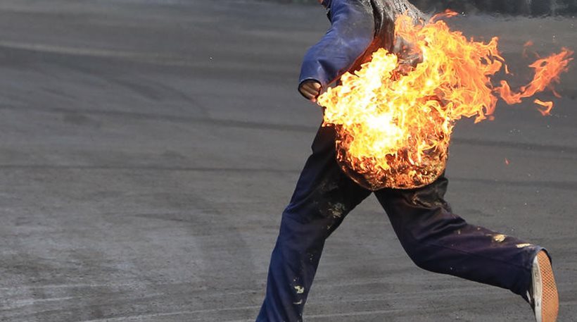 Συναγερμός στη Χίο: Πρόσφυγας αυτοπυρπολήθηκε στον καταυλισμό- Tραυματίας ο αστυνομικός που τον έσωσε!