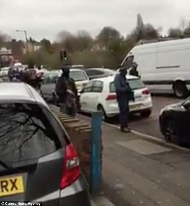 Λονδίνο: Καρέ-καρέ η σύλληψη δύο υπόπτων μετά την τρομοκρατική επίθεση στο Westminster (βίντεο)