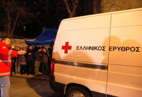 Αναρχικοί έριξαν μπογιές στα γραφεία του Ερυθρού Σταυρού στην Πάτρα (βίντεο)