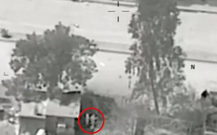 Μαχητής του ISIS κράτα παιδί από τον αυχένα και το χρησιμοποιεί ως ασπίδα (φωτό, βίντεο)