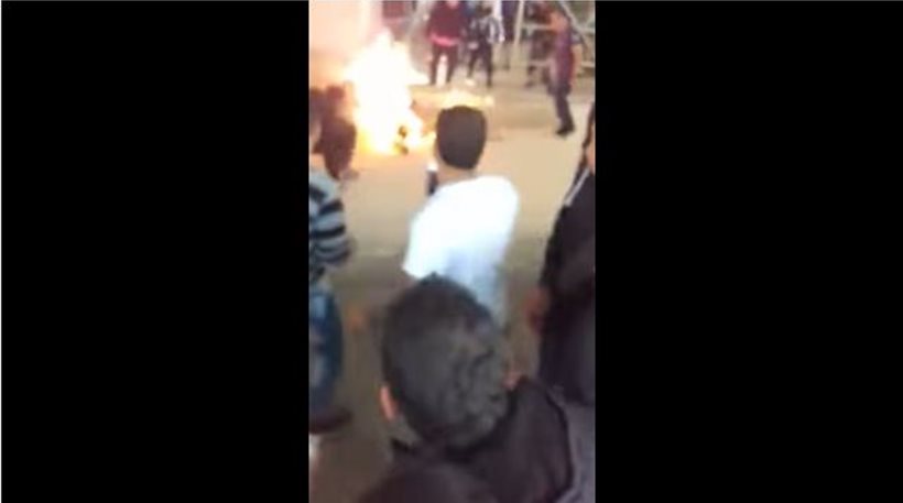 Χίος: Η δραματική στιγμή που ο Σύρος πρόσφυγας αυτοπυρπολείται (βίντεο)