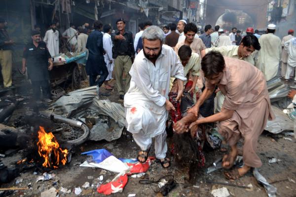 Σκοτώθηκαν 22 άτομα από βόμβα σε σιιτικό τζαμί στο Πακιστάν (φωτό, βίντεο)