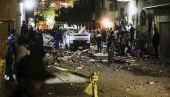 Αίγυπτος: Τουλάχιστον 13 αστυνομικοί και τρεις πολίτες τραυματίσθηκαν από έκρηξη βόμβας