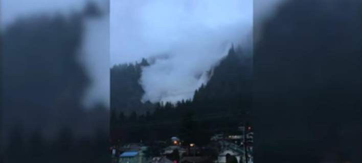 Αλάσκα: Χιονοστιβάδα σταματά λίγα μέτρα από τα σπίτια (βίντεο)