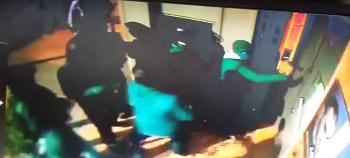 Καρέ-καρέ η επίθεση των αναρχικών στα γραφεία του Λαϊκού Συνδέσμου στην Μεσογείων (βίντεο)