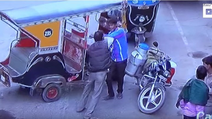 Ινδία: Τον σκότωσε με τούβλο για την προτεραιότητα στο δρόμο – Δείτε το σοκαριστικό βίντεο