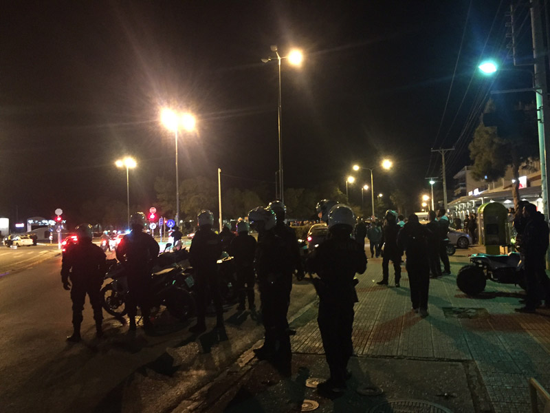 Επεισόδια στο ραντεβού για τις «κόντρες» στη Βάρκιζα – Νεαροί επιτέθηκαν με πέτρες στους αστυνομικούς (φωτό, βίντεο)