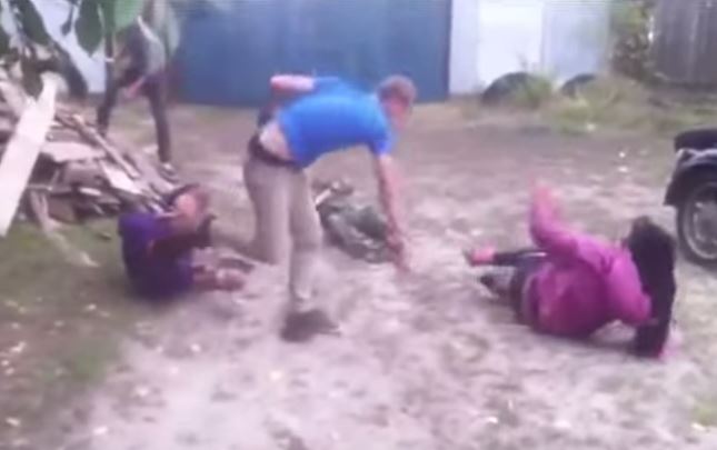 Έριξε πολύ ξύλο! Mεθυσμένος Ρώσος βγάζει νοκ αουτ 4 άτομα από την … οικογένεια του (βίντεο)