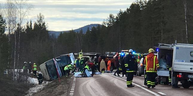 Ανετράπη λεωφορείο με μαθητές στη Σουηδία – Τουλάχιστον 3 νεκροί (φωτό) (upd)
